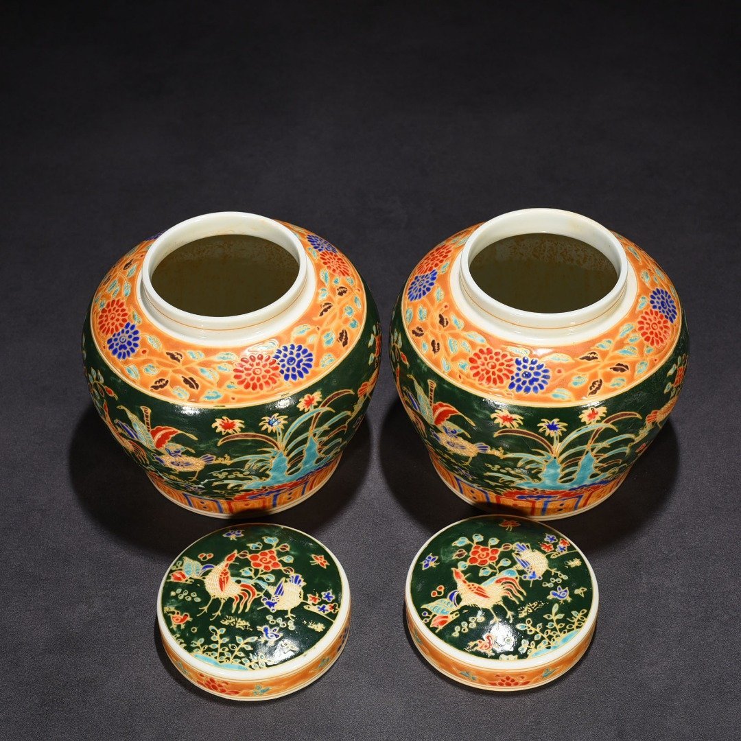 Ming Dynasty Chenghua green land multicolored gold painted family portrait hen lid jar