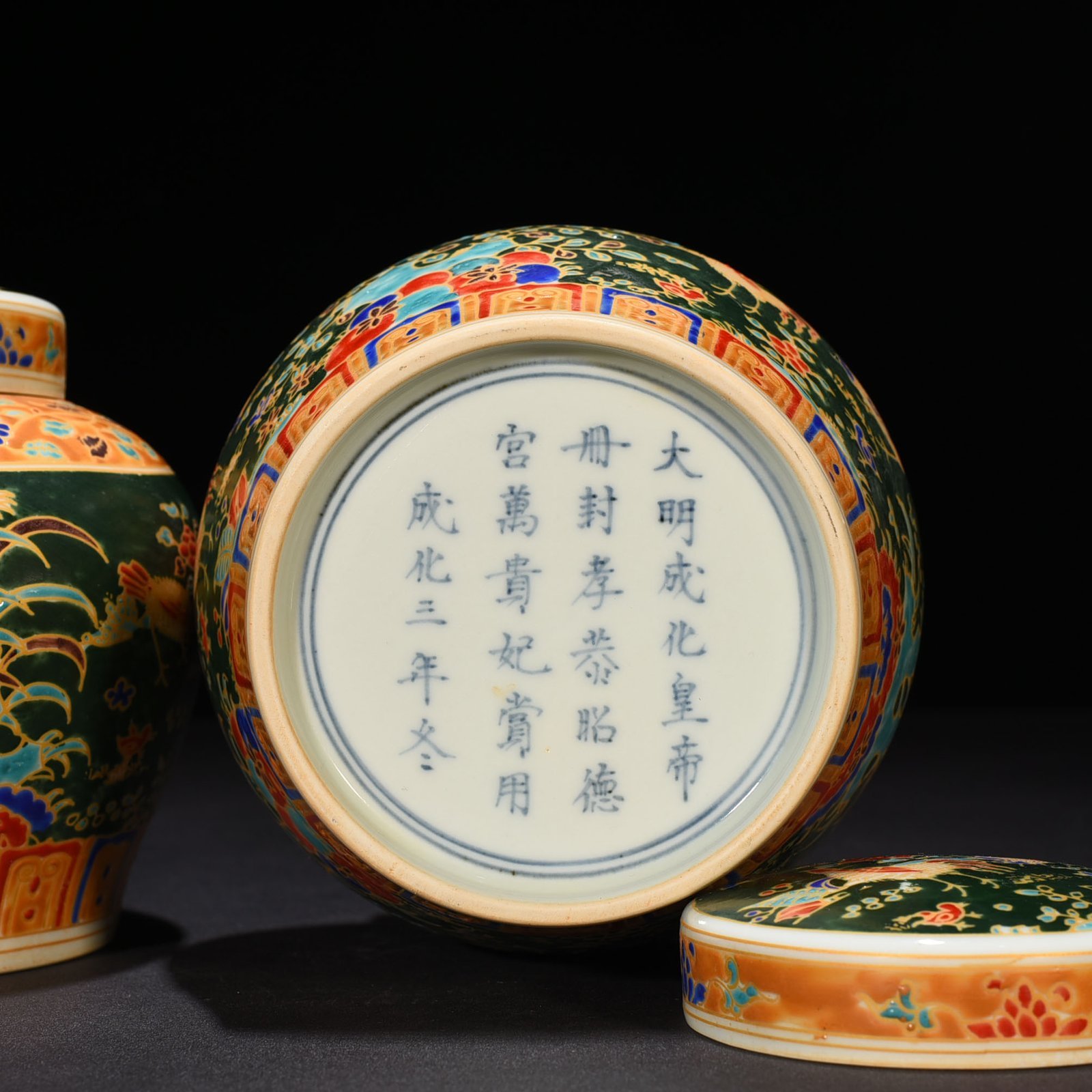 Ming Dynasty Chenghua green land multicolored gold painted family portrait hen lid jar