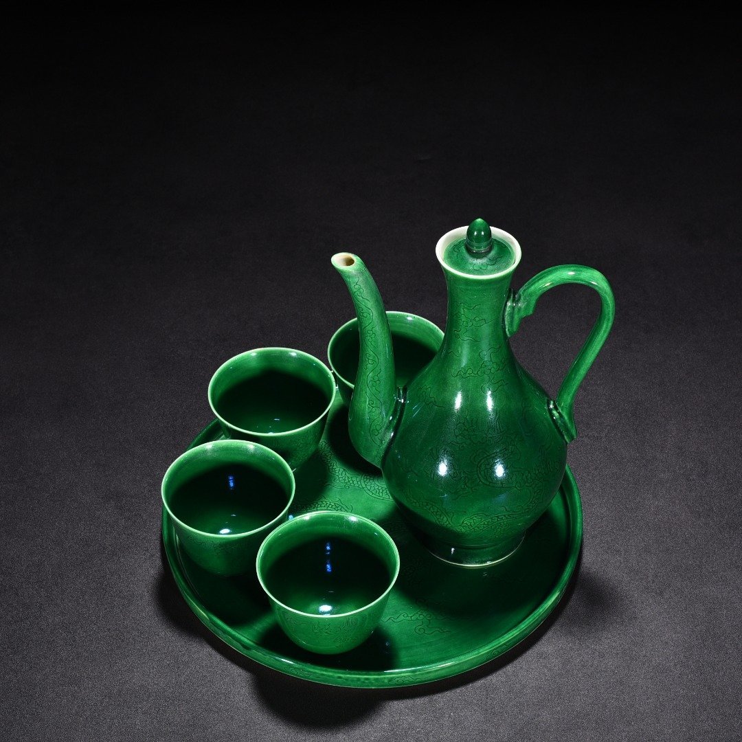 Ming Dynasty Chenghua green glaze engraved dragon pot set pot