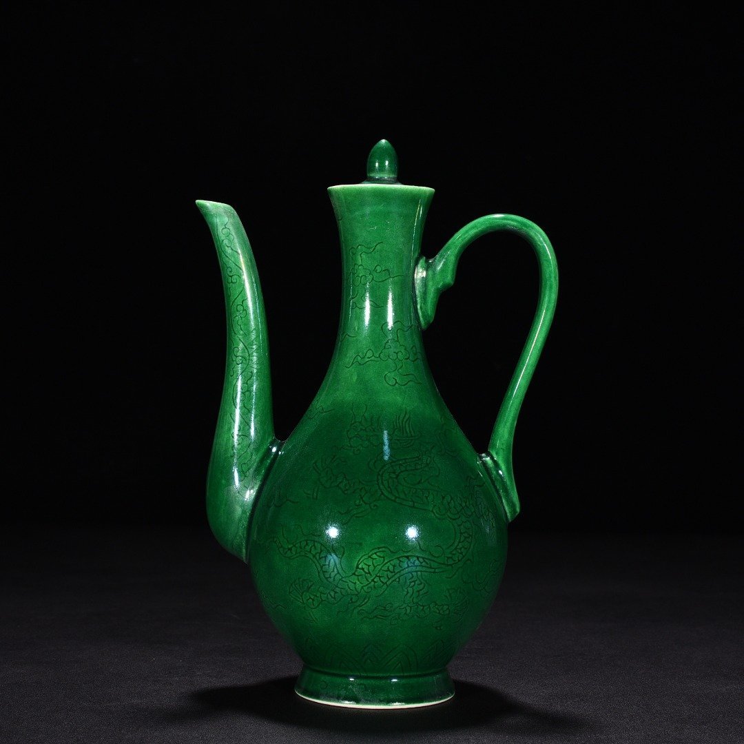 Ming Dynasty Chenghua green glaze engraved dragon pot set pot