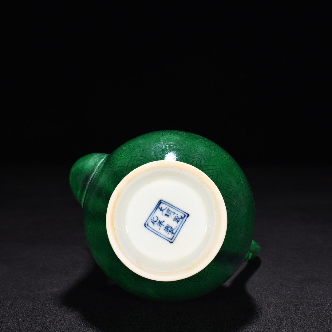 Ming Dynasty Chenghua green glaze engraved dragon pot set pot