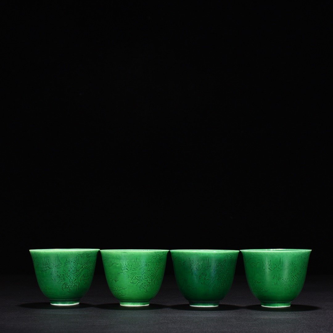 Ming Dynasty Chenghua green glaze engraved dragon pot set pot