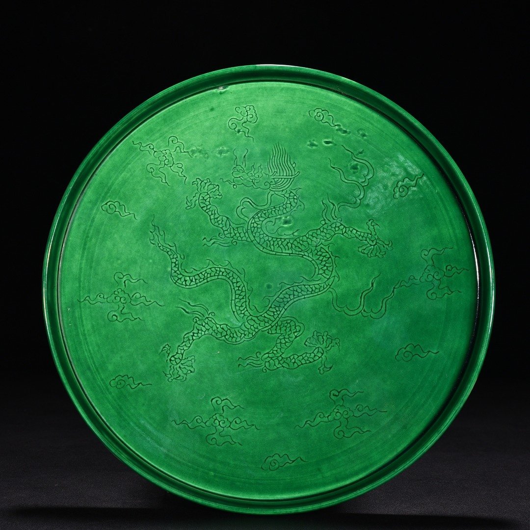 Ming Dynasty Chenghua green glaze engraved dragon pot set pot