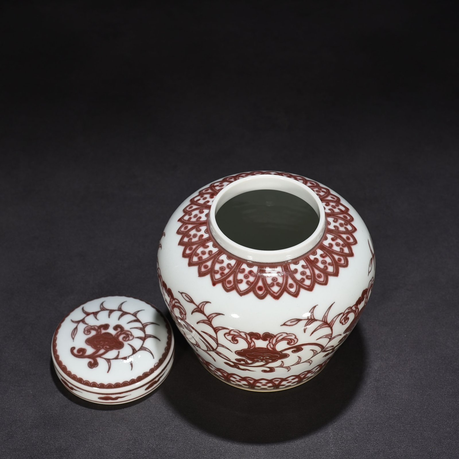 Ming Dynasty Chenghua underglaze red ganoderma Tianzi jar
