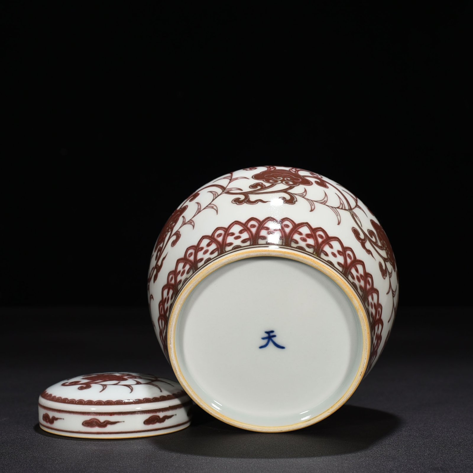 Ming Dynasty Chenghua underglaze red ganoderma Tianzi jar