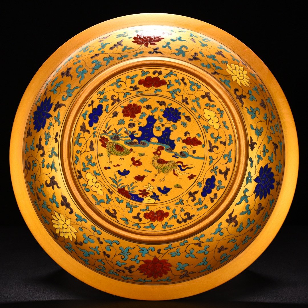 Ming Dynasty Chenghua Jindi colorful family portrait with chicken folded edge plate