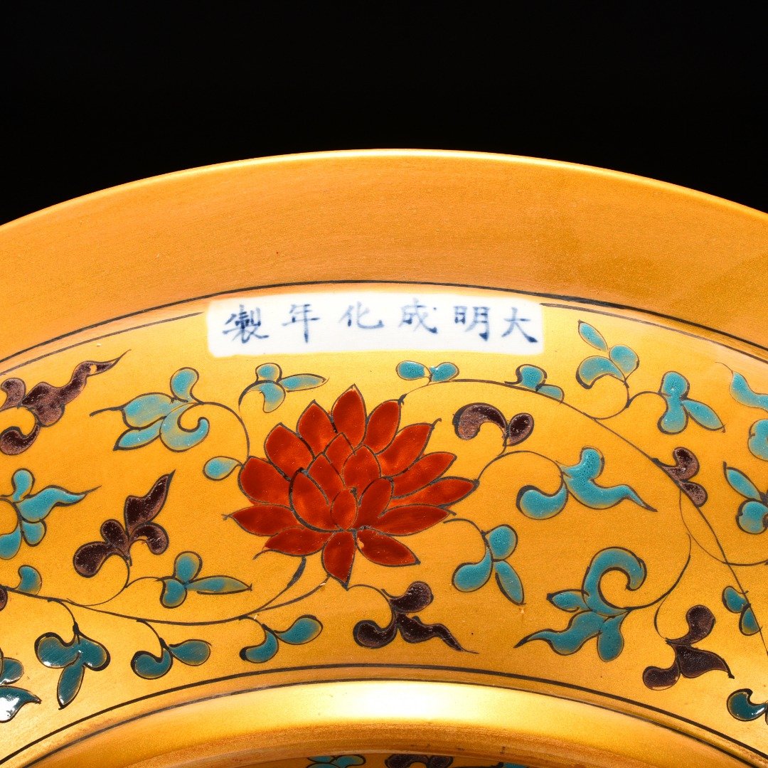 Ming Dynasty Chenghua Jindi colorful family portrait with chicken folded edge plate