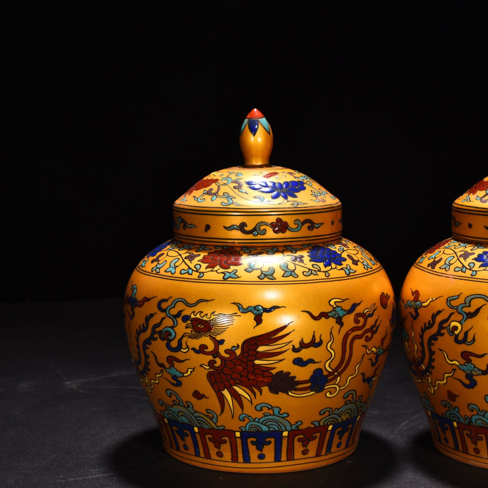 Ming Dynasty Chenghua Jindi colorful phoenix top lid jar