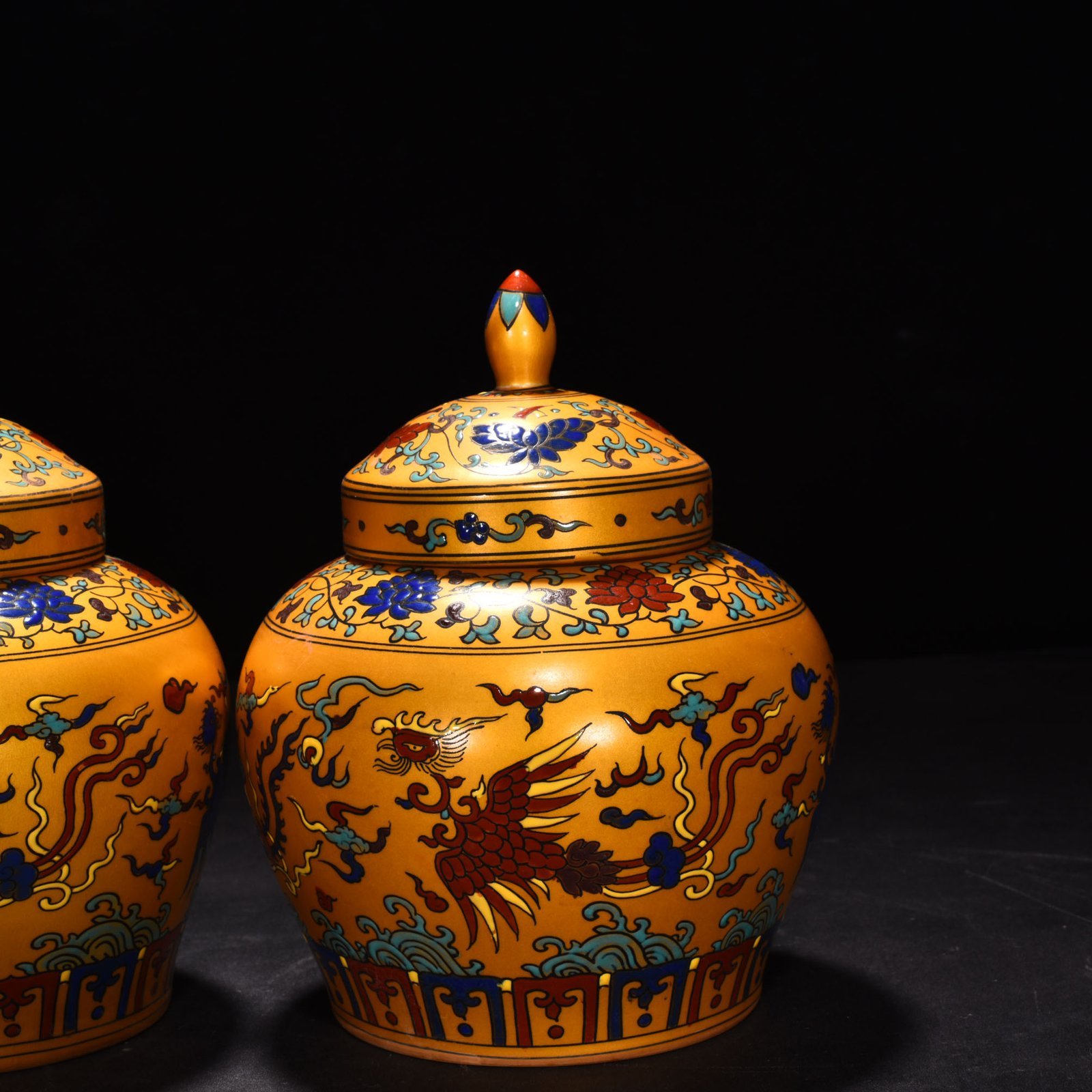 Ming Dynasty Chenghua Jindi colorful phoenix top lid jar
