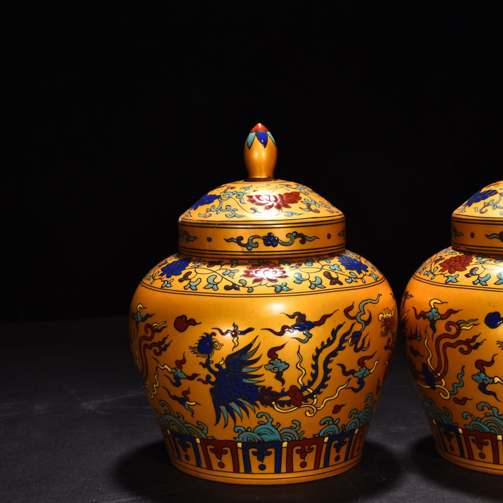 Ming Dynasty Chenghua Jindi colorful phoenix top lid jar