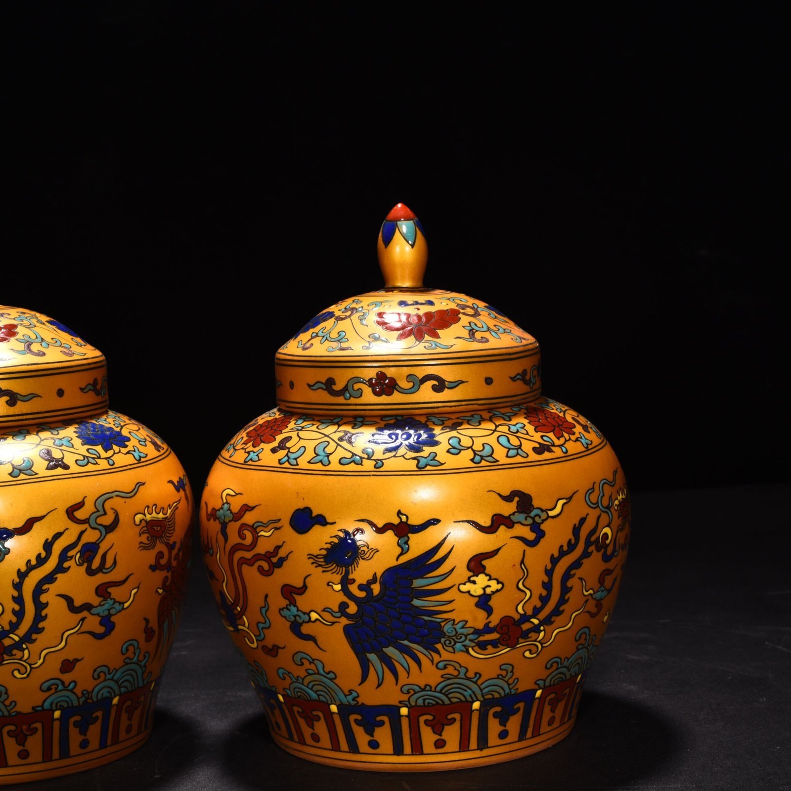 Ming Dynasty Chenghua Jindi colorful phoenix top lid jar