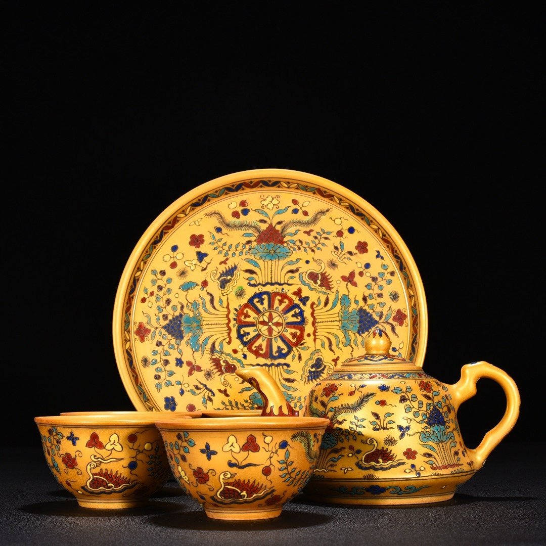 Ming Dynasty Chenghua Jindi colorful lotus pond and mandarin duck set pot