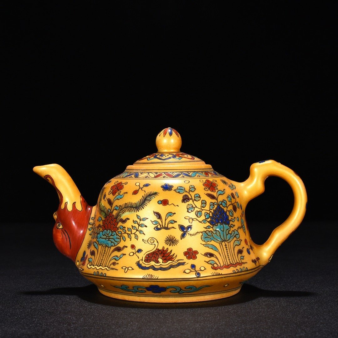 Ming Dynasty Chenghua Jindi colorful lotus pond and mandarin duck set pot