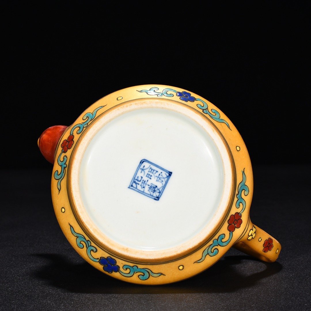 Ming Dynasty Chenghua Jindi colorful lotus pond and mandarin duck set pot