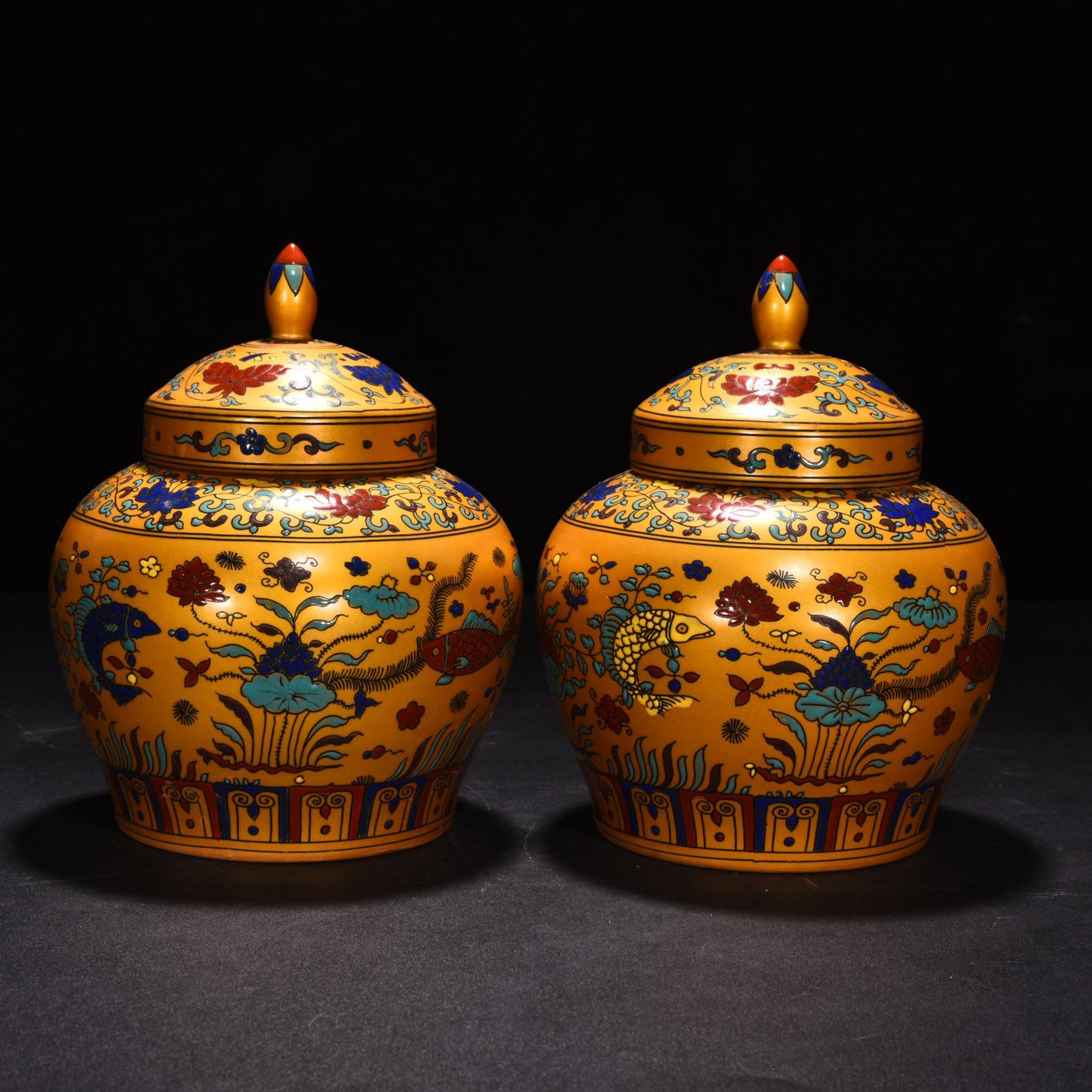 Ming Dynasty Chenghua Jindi colorful fish and algae top lid jar
