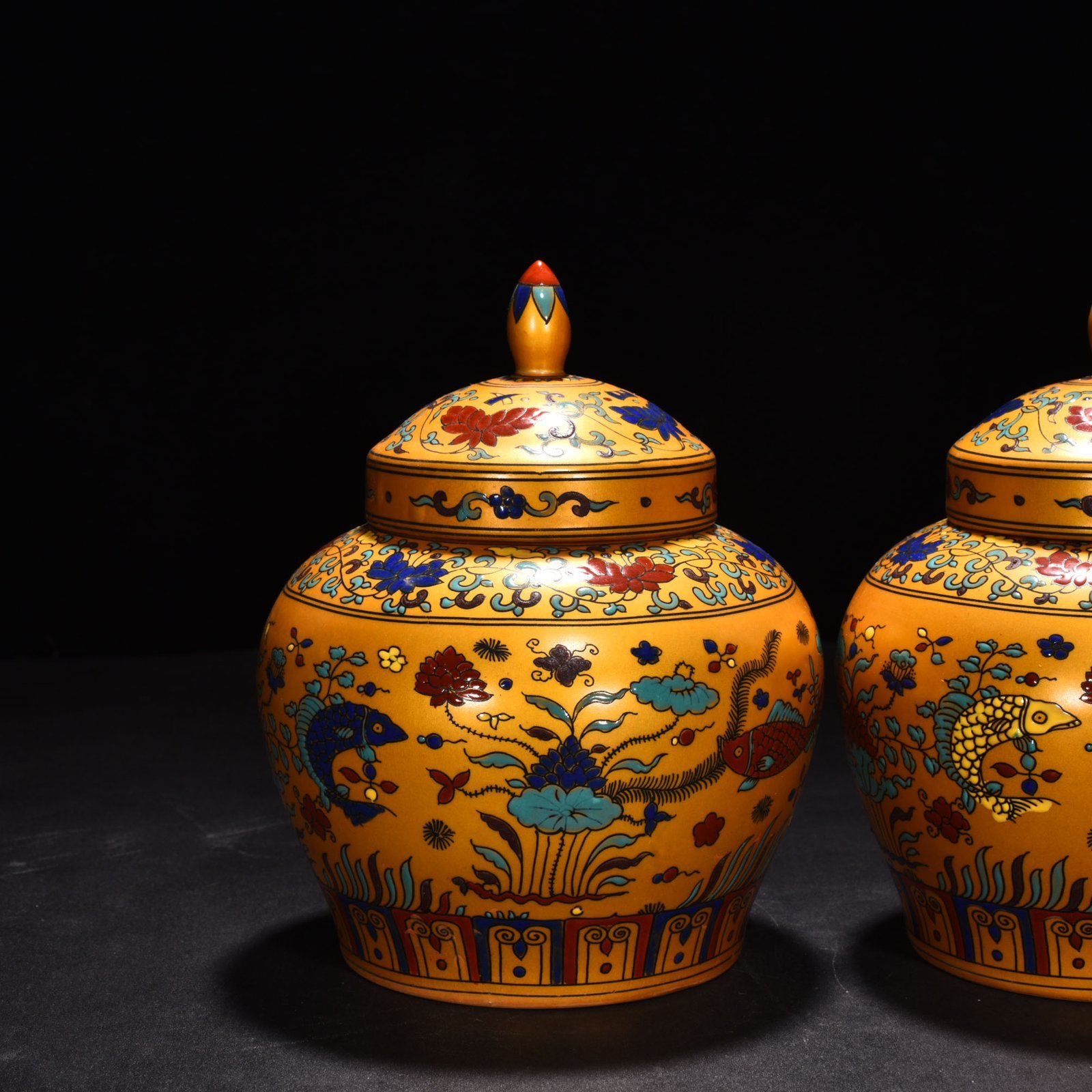 Ming Dynasty Chenghua Jindi colorful fish and algae top lid jar