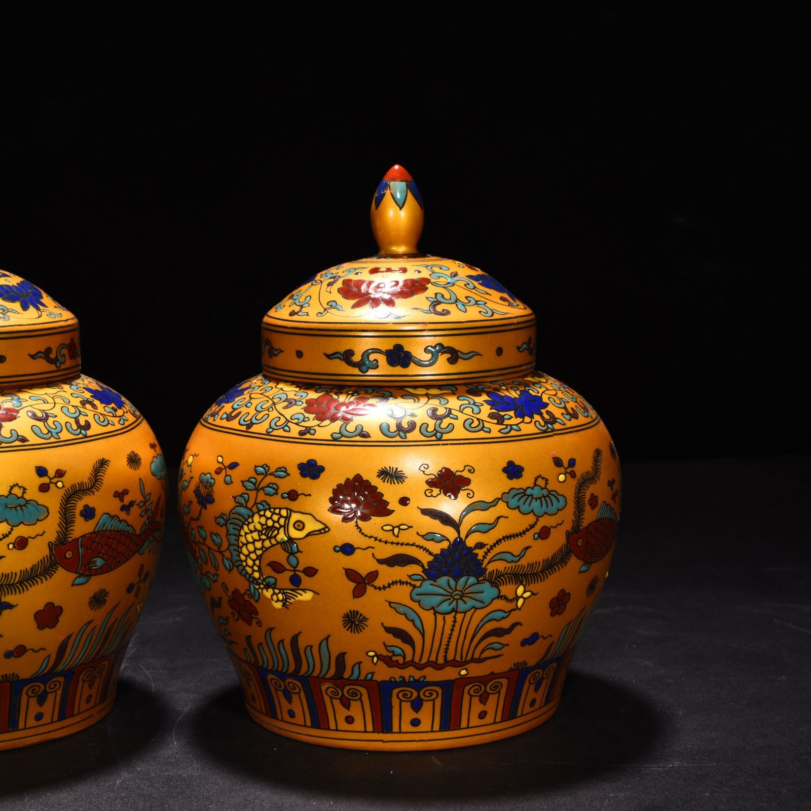 Ming Dynasty Chenghua Jindi colorful fish and algae top lid jar