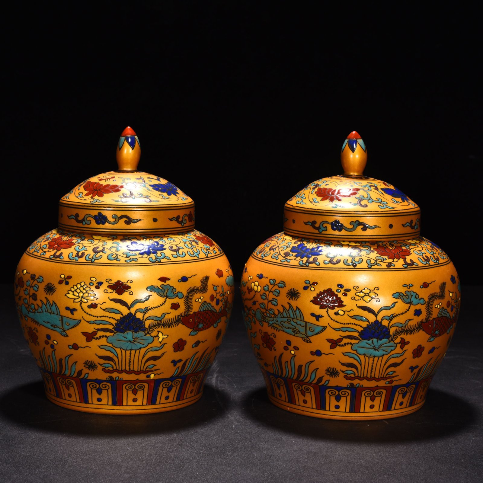 Ming Dynasty Chenghua Jindi colorful fish and algae top lid jar