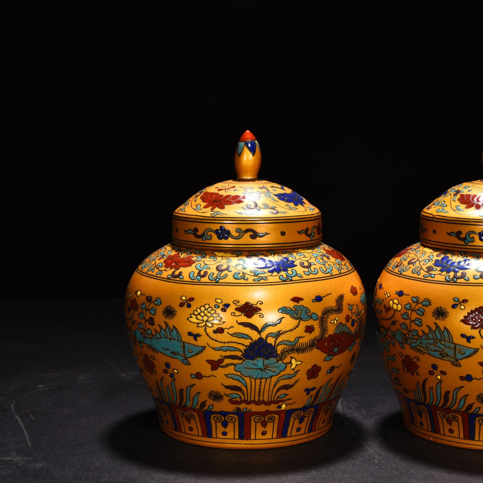 Ming Dynasty Chenghua Jindi colorful fish and algae top lid jar