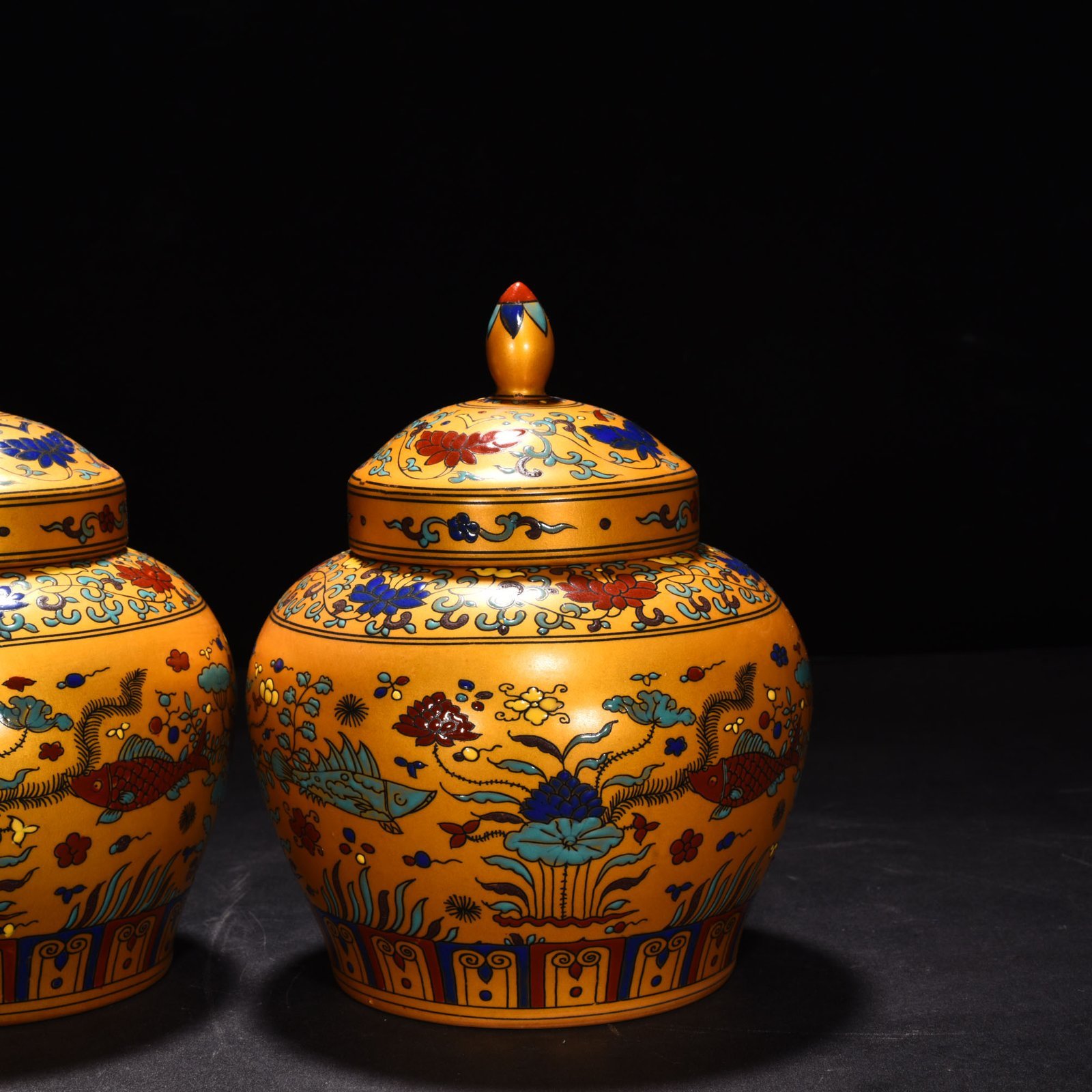 Ming Dynasty Chenghua Jindi colorful fish and algae top lid jar