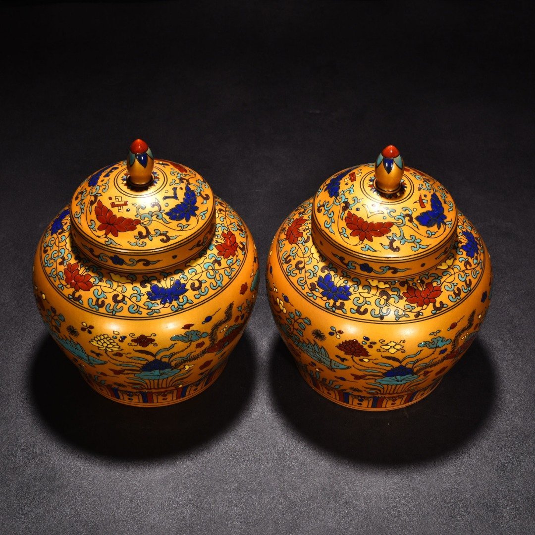 Ming Dynasty Chenghua Jindi colorful fish and algae top lid jar