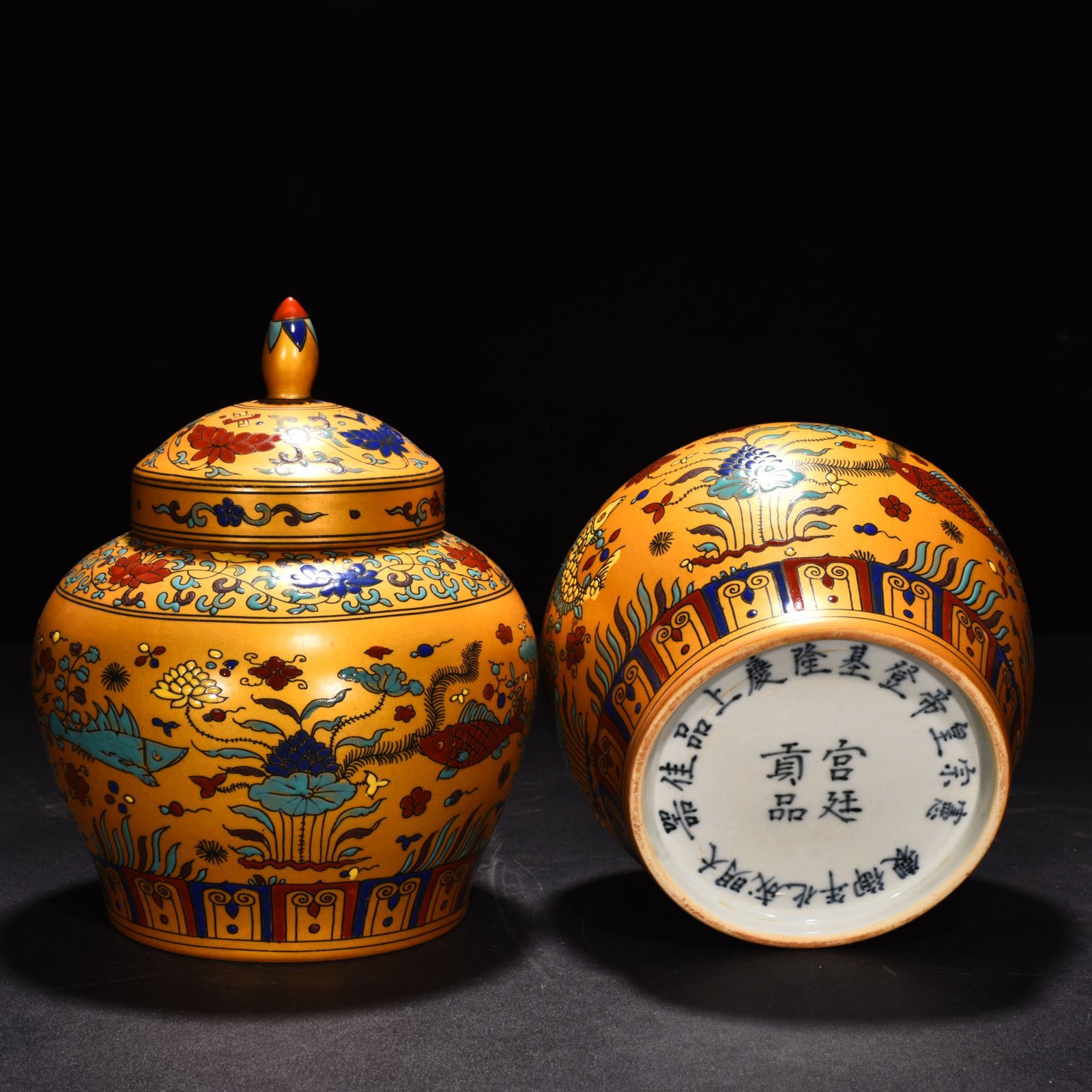 Ming Dynasty Chenghua Jindi colorful fish and algae top lid jar