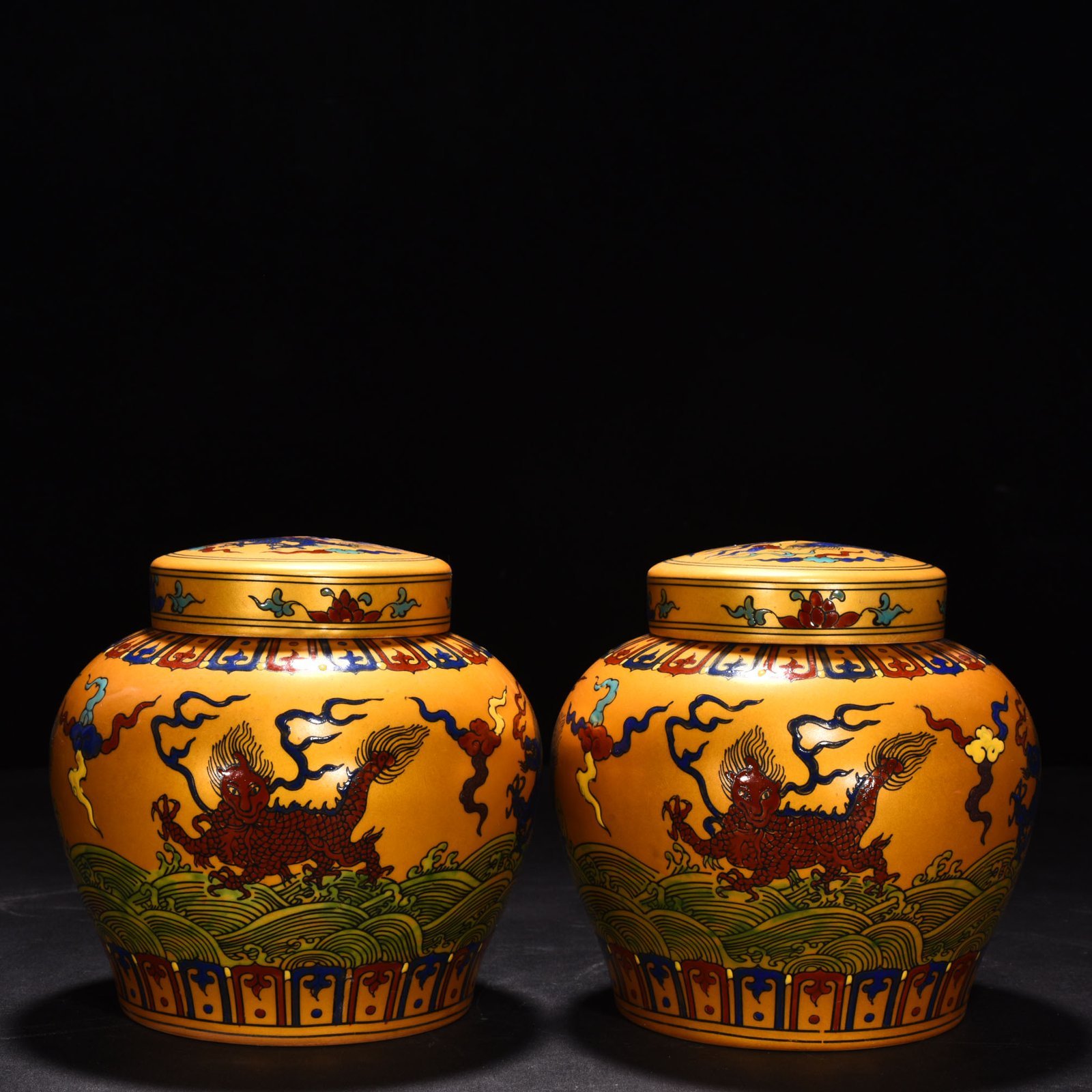 Ming Dynasty Chenghua Jindi colorful unicorn animal lid jar