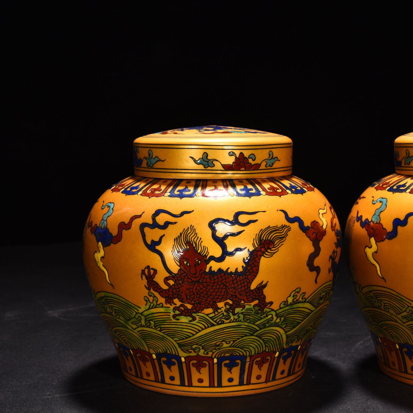 Ming Dynasty Chenghua Jindi colorful unicorn animal lid jar