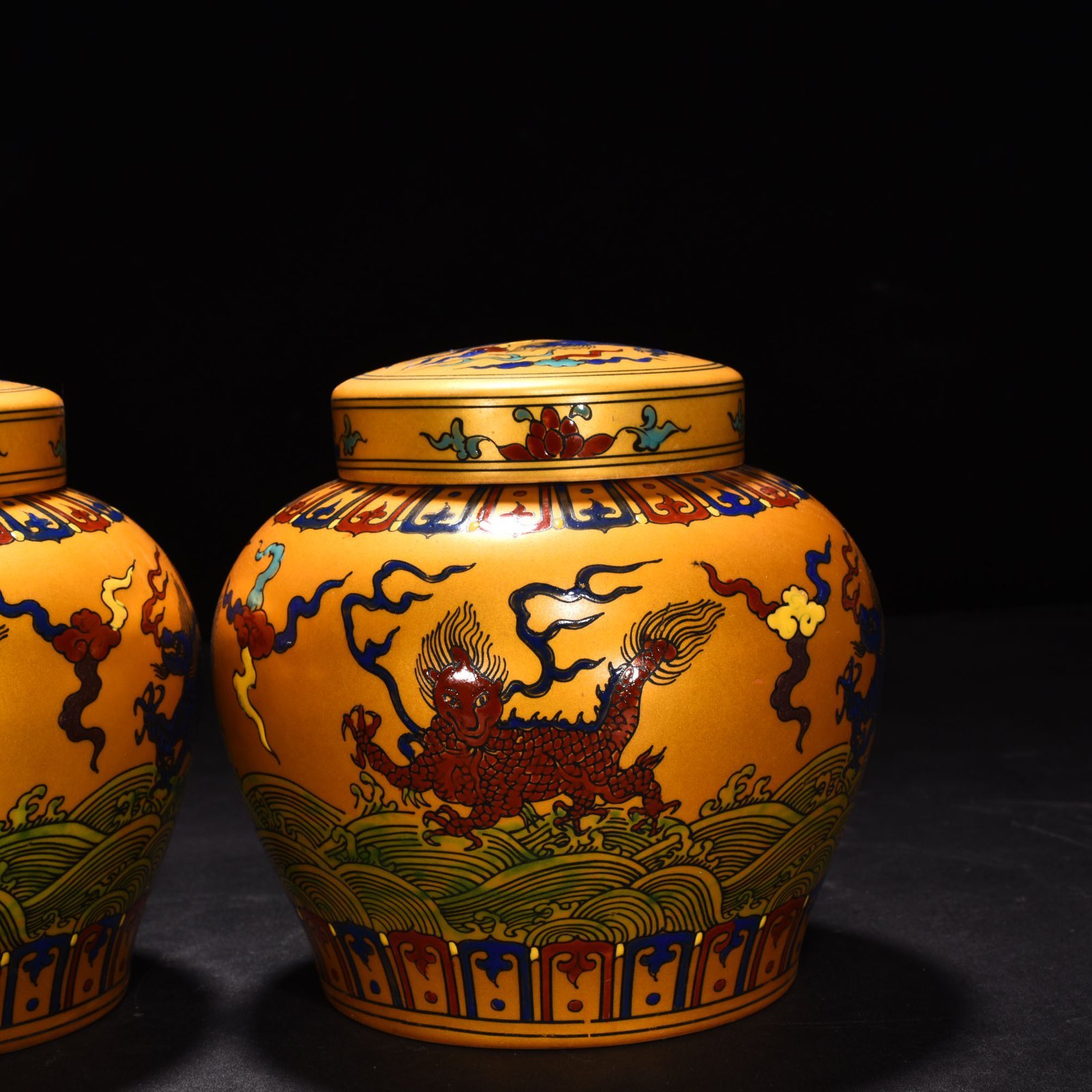 Ming Dynasty Chenghua Jindi colorful unicorn animal lid jar