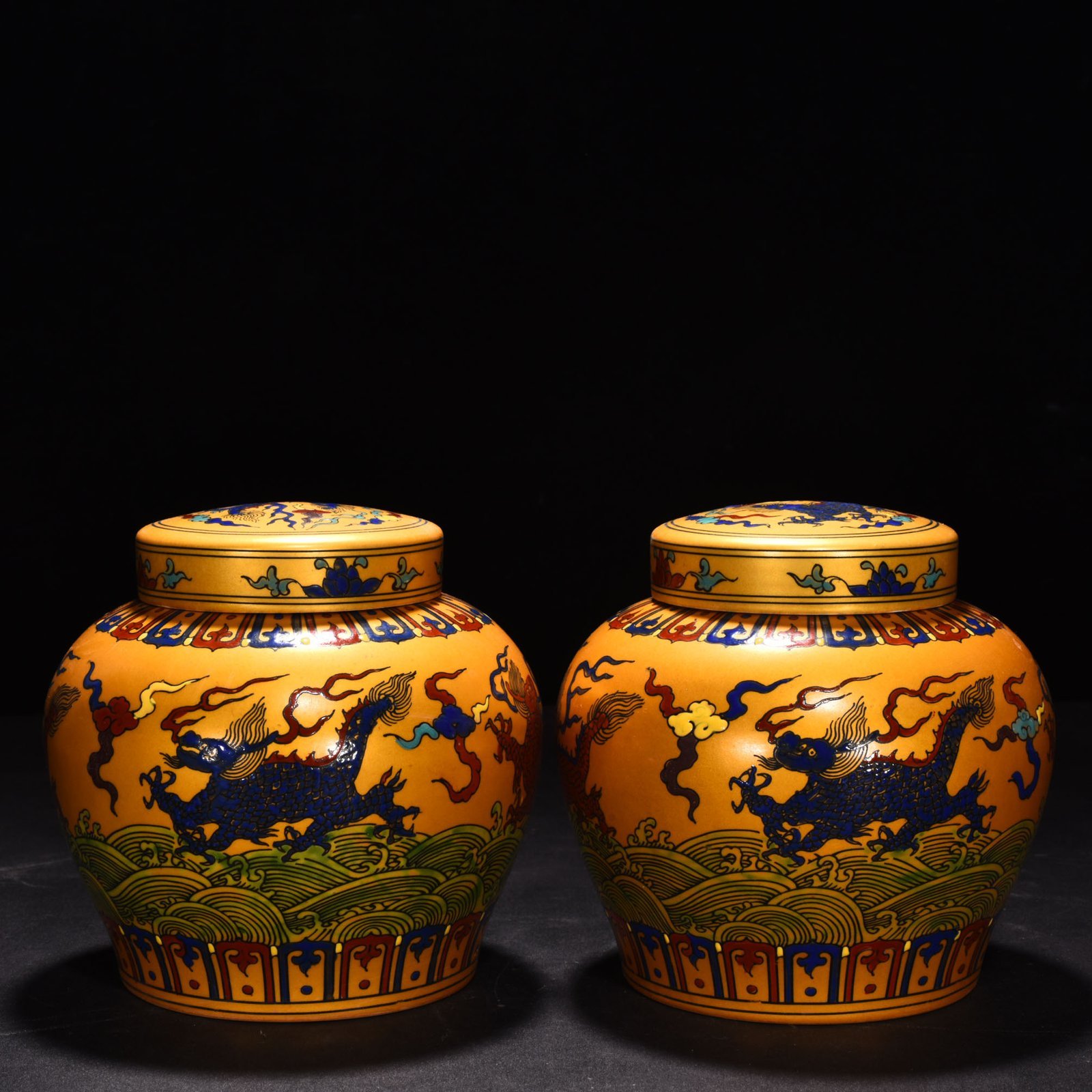 Ming Dynasty Chenghua Jindi colorful unicorn animal lid jar