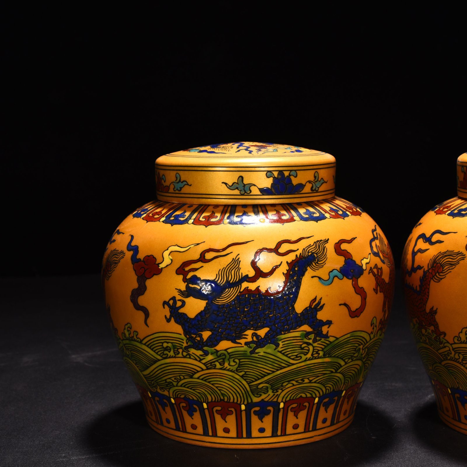 Ming Dynasty Chenghua Jindi colorful unicorn animal lid jar