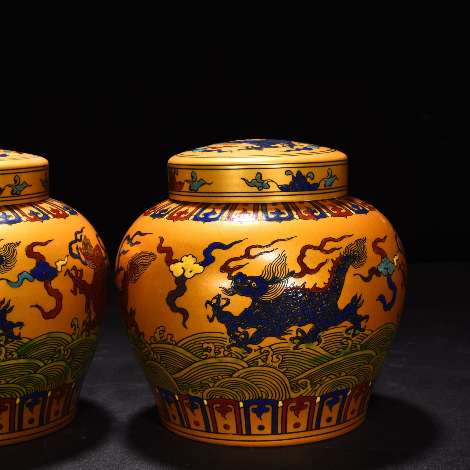 Ming Dynasty Chenghua Jindi colorful unicorn animal lid jar