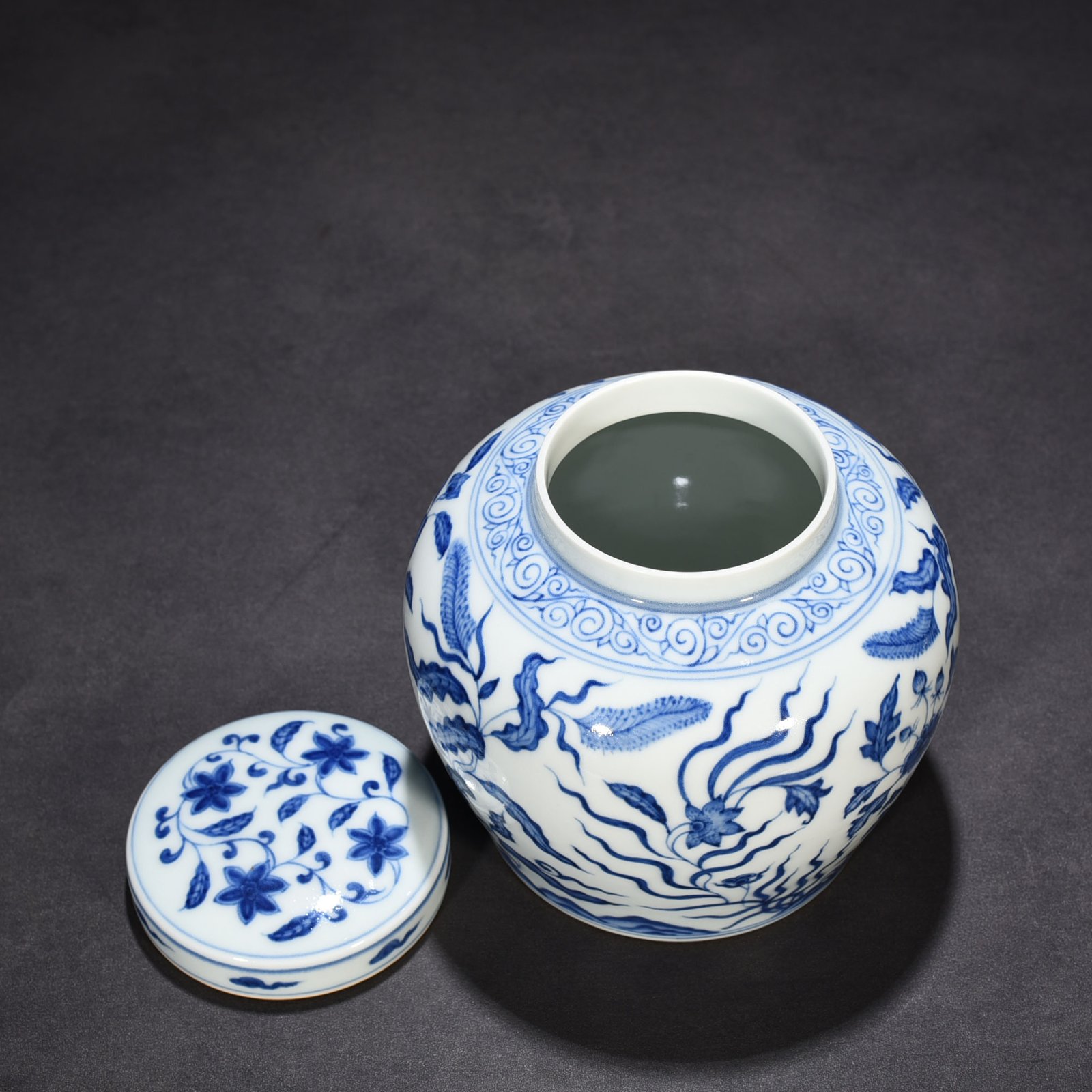 Ming Dynasty Chenghua blue and white nine-autumn Tianzi jar