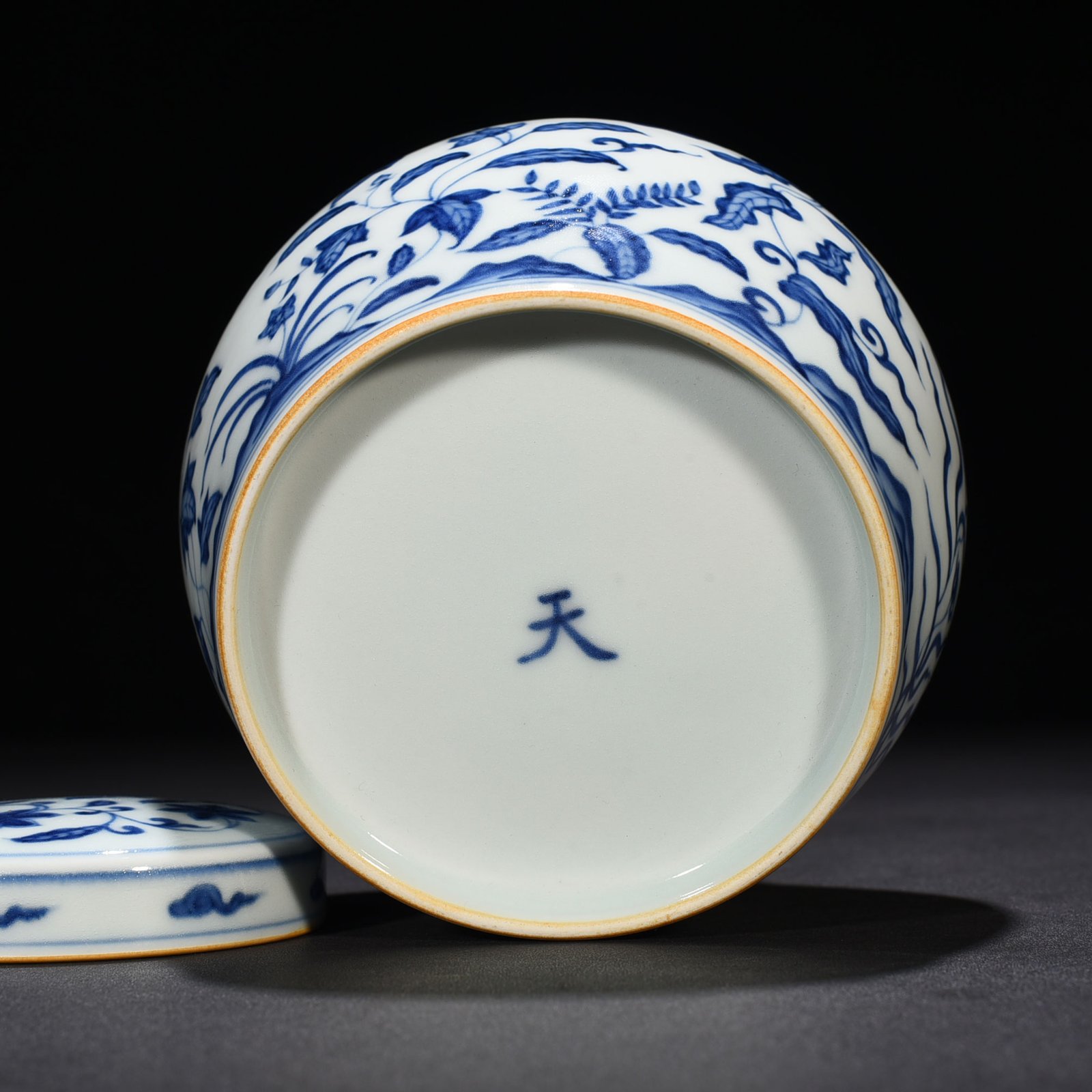 Ming Dynasty Chenghua blue and white nine-autumn Tianzi jar