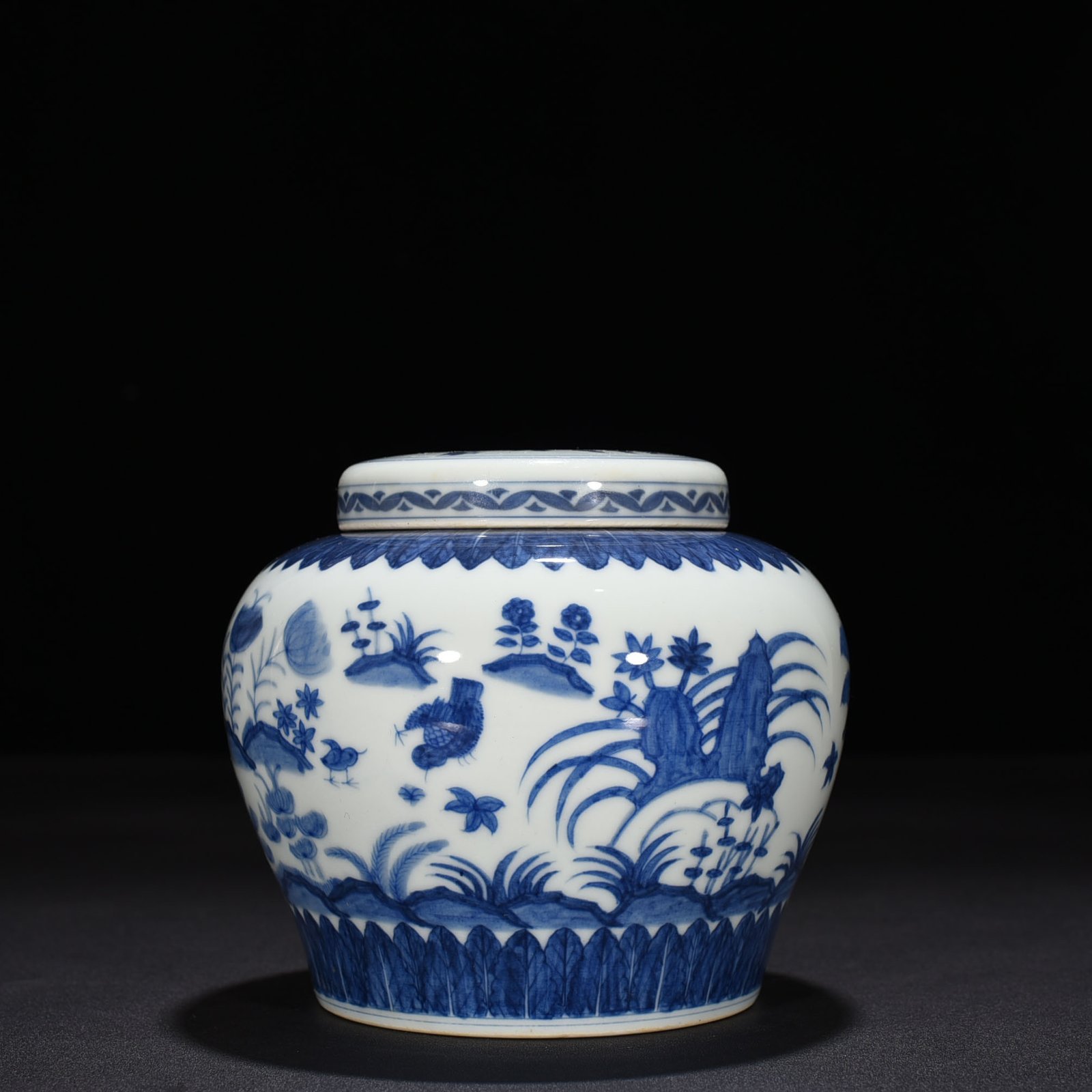 Ming Dynasty Chenghua blue and white family portrait hen Tianzi jar