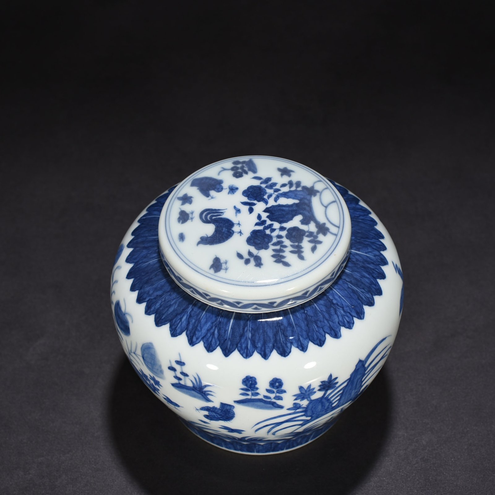 Ming Dynasty Chenghua blue and white family portrait hen Tianzi jar