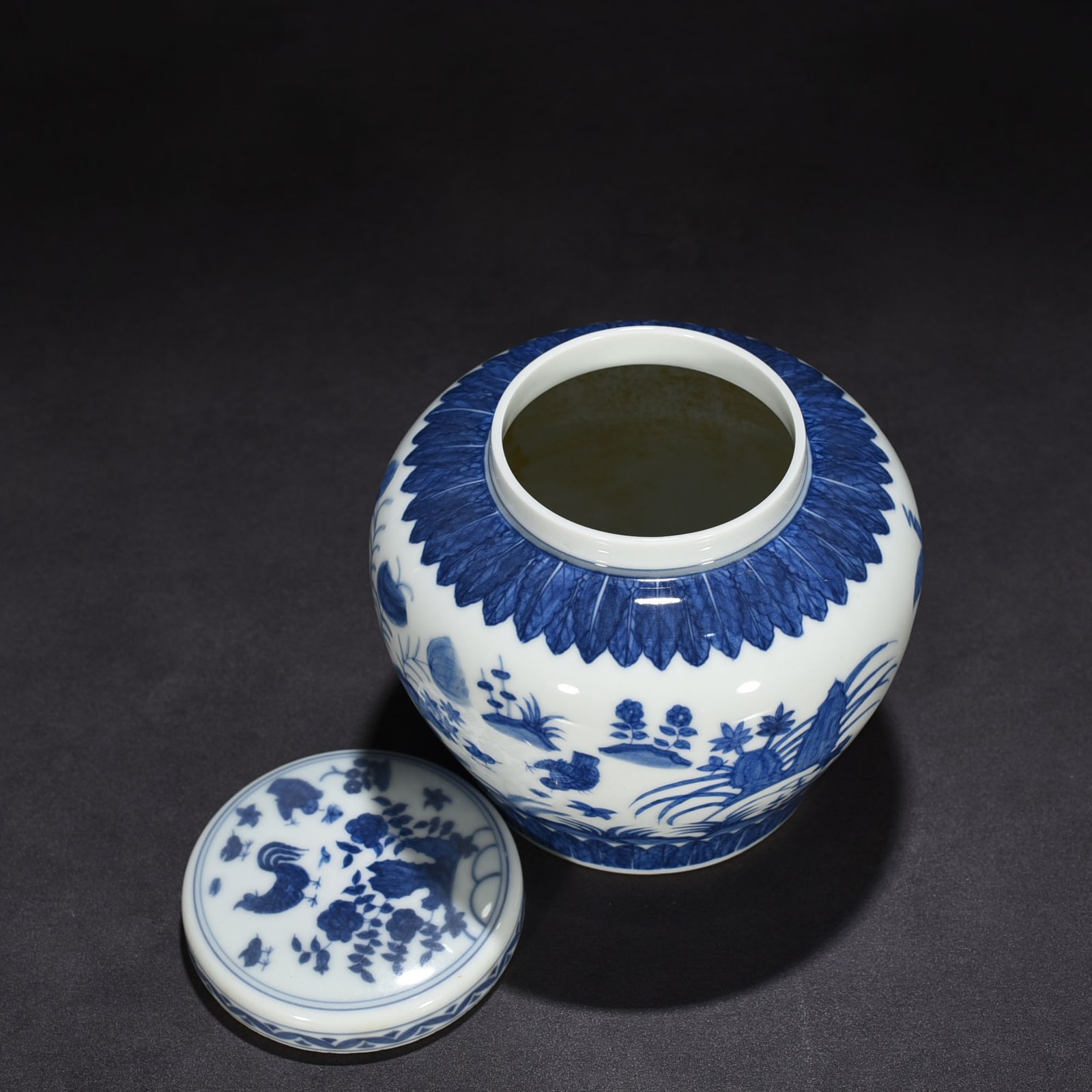 Ming Dynasty Chenghua blue and white family portrait hen Tianzi jar