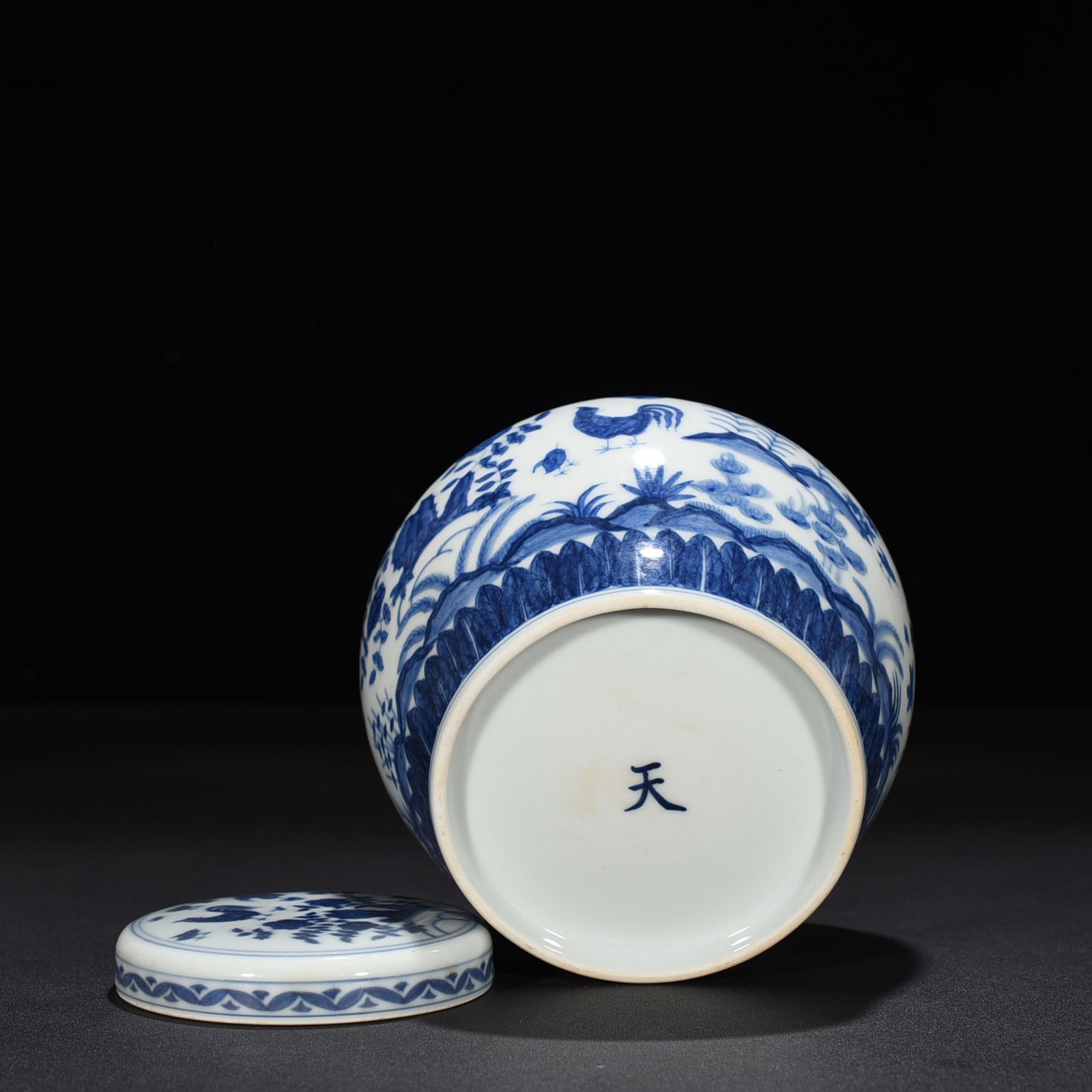 Ming Dynasty Chenghua blue and white family portrait hen Tianzi jar