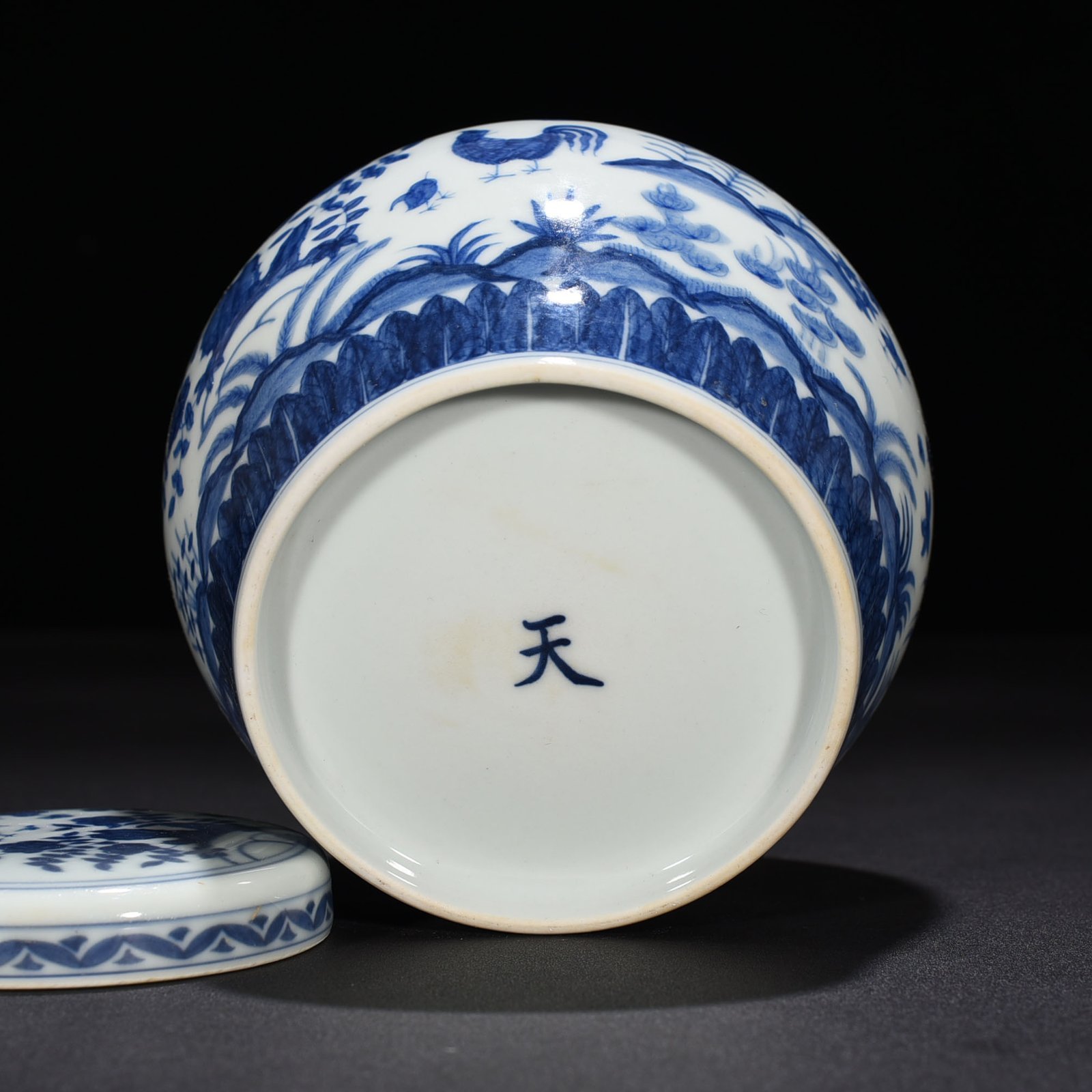 Ming Dynasty Chenghua blue and white family portrait hen Tianzi jar