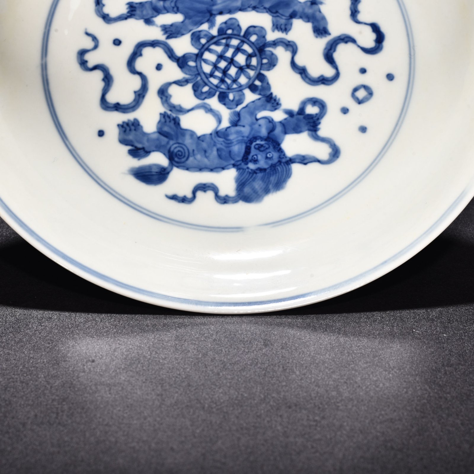 Ming Dynasty Chenghua blue and white double lion hydrangea dish
