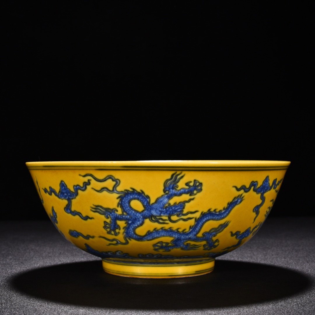 Ming Dynasty Chenghua blue and white delicate yellow glaze five-dragon bowl