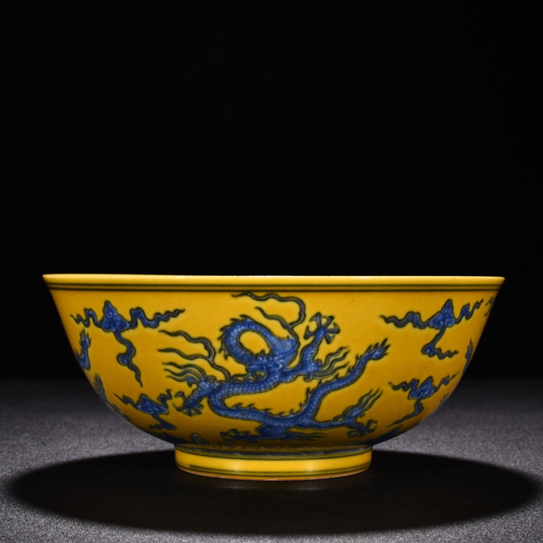 Ming Dynasty Chenghua blue and white delicate yellow glaze five-dragon bowl