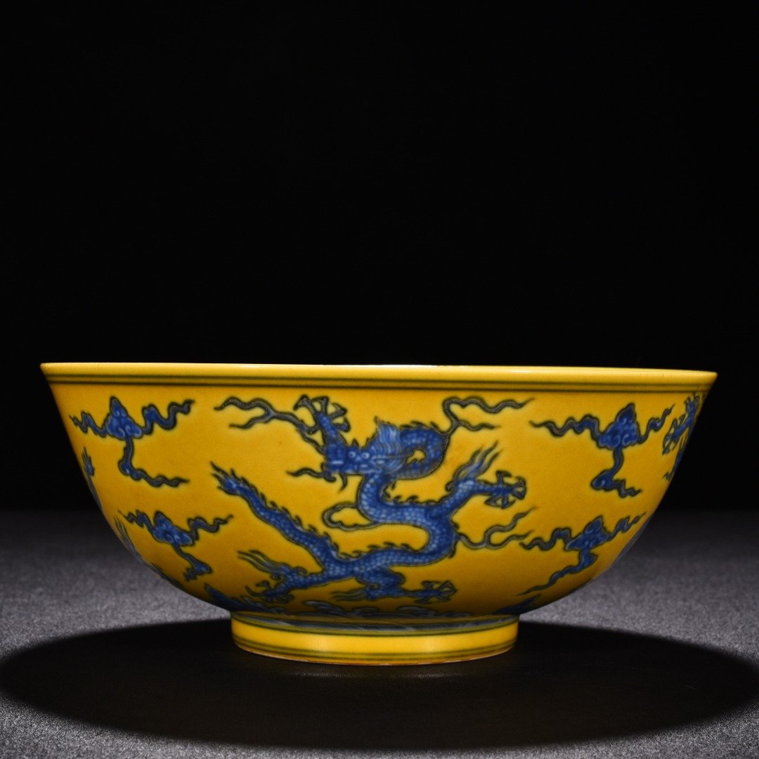 Ming Dynasty Chenghua blue and white delicate yellow glaze five-dragon bowl