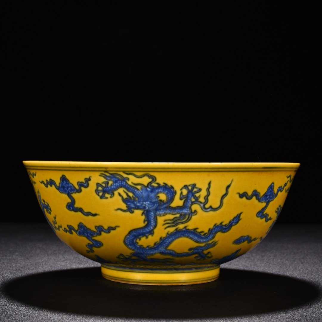 Ming Dynasty Chenghua blue and white delicate yellow glaze five-dragon bowl