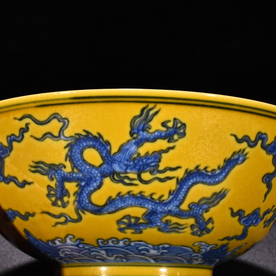 Ming Dynasty Chenghua blue and white delicate yellow glaze five-dragon bowl
