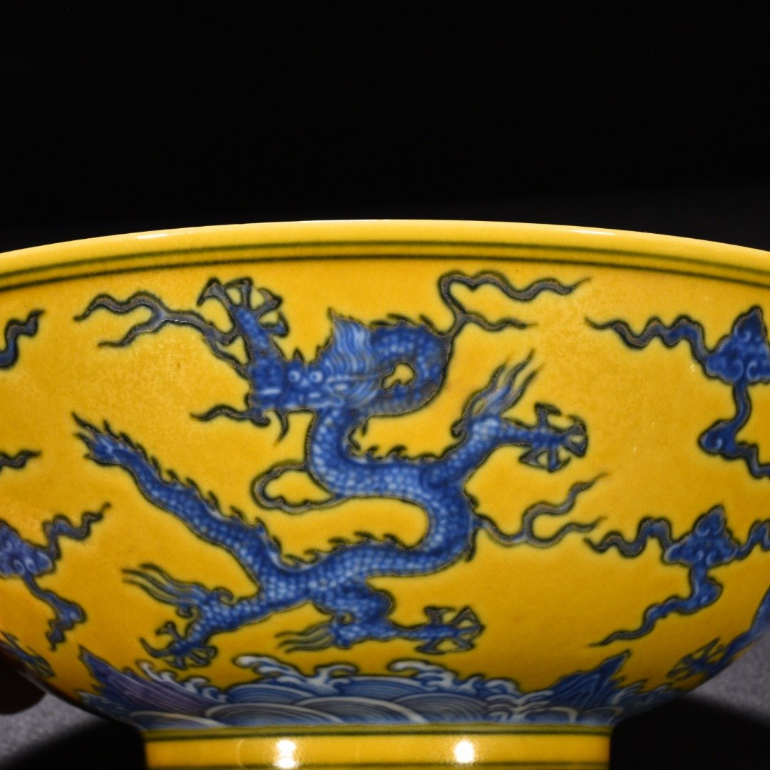 Ming Dynasty Chenghua blue and white delicate yellow glaze five-dragon bowl