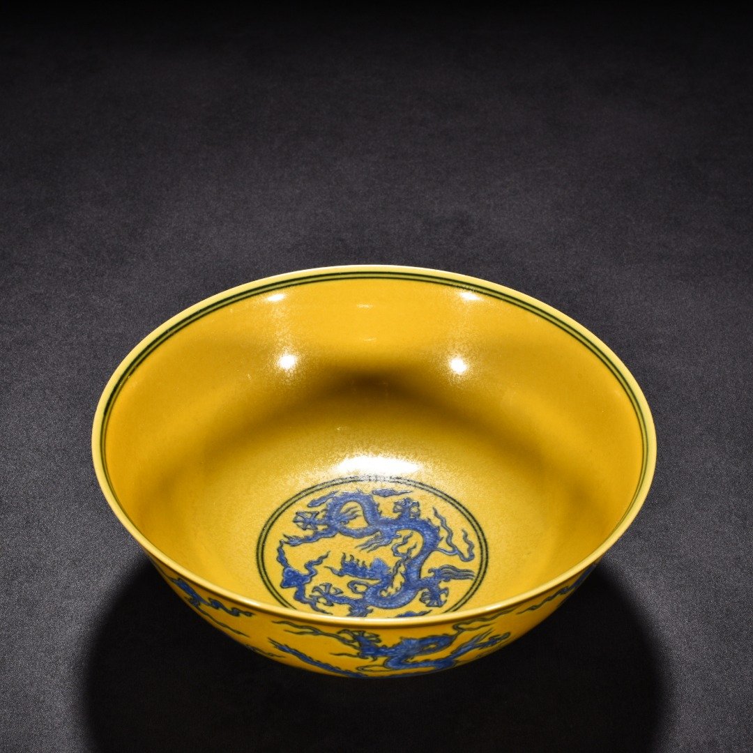 Ming Dynasty Chenghua blue and white delicate yellow glaze five-dragon bowl