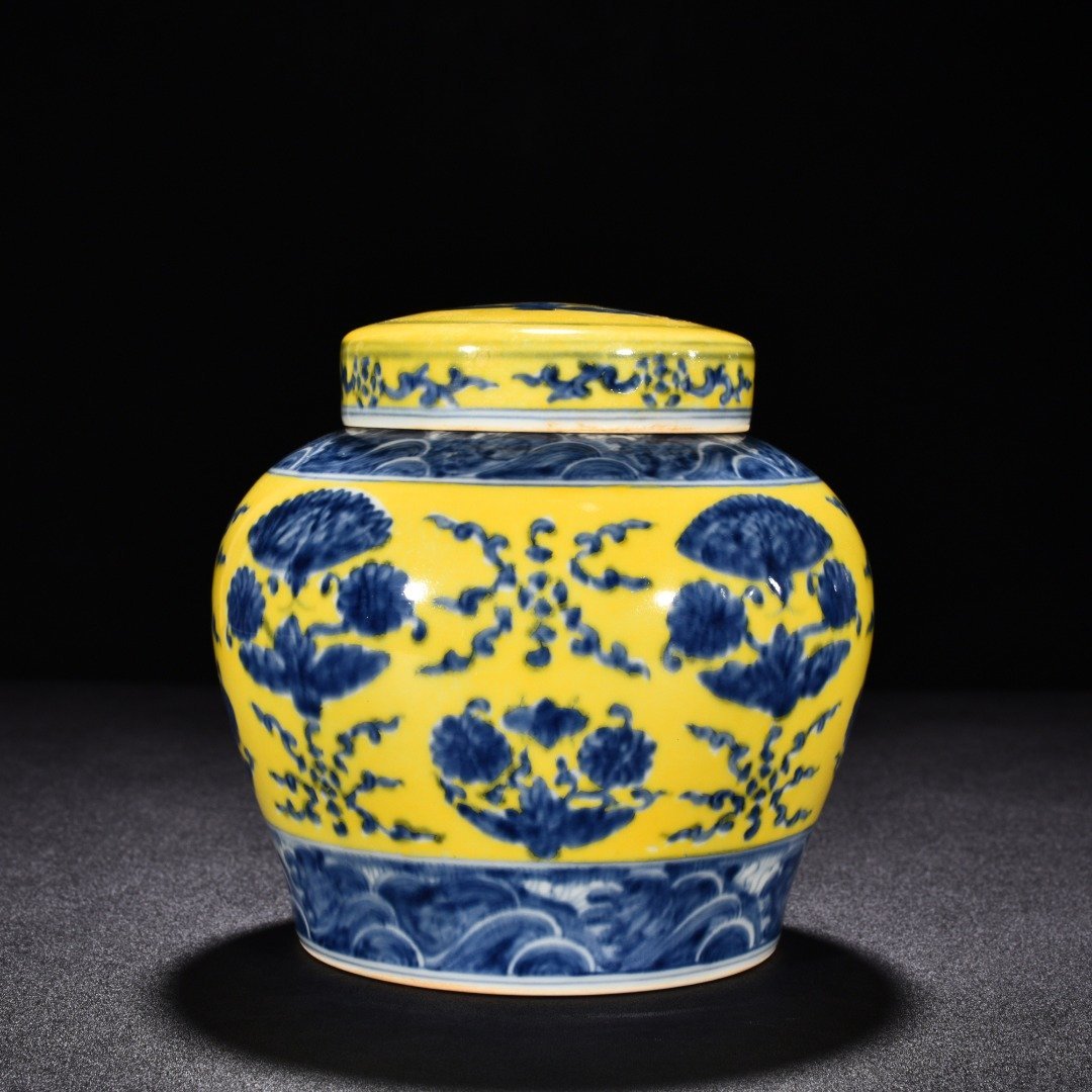 Ming Dynasty Chenghua blue and white delicate yellow glaze butterfly love flower lid jar