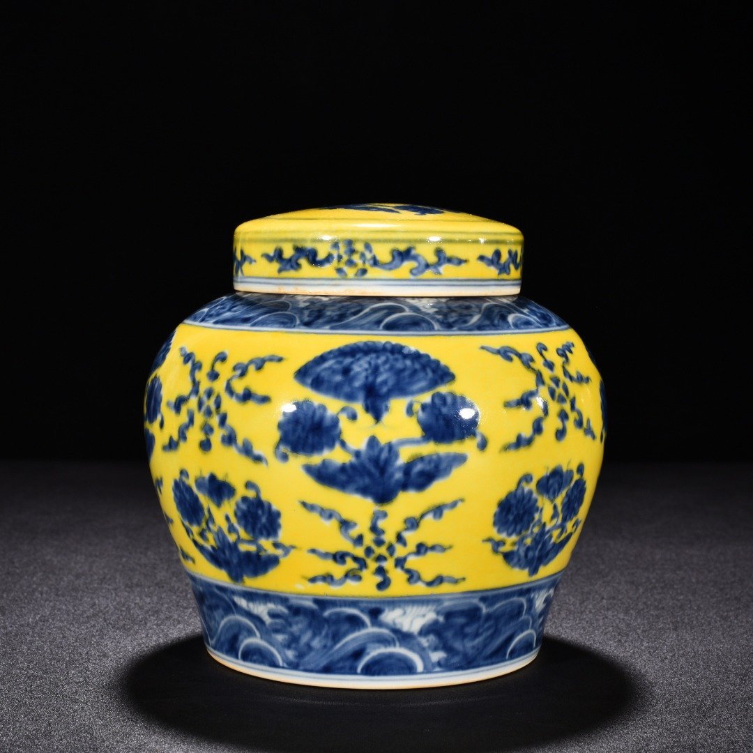 Ming Dynasty Chenghua blue and white delicate yellow glaze butterfly love flower lid jar