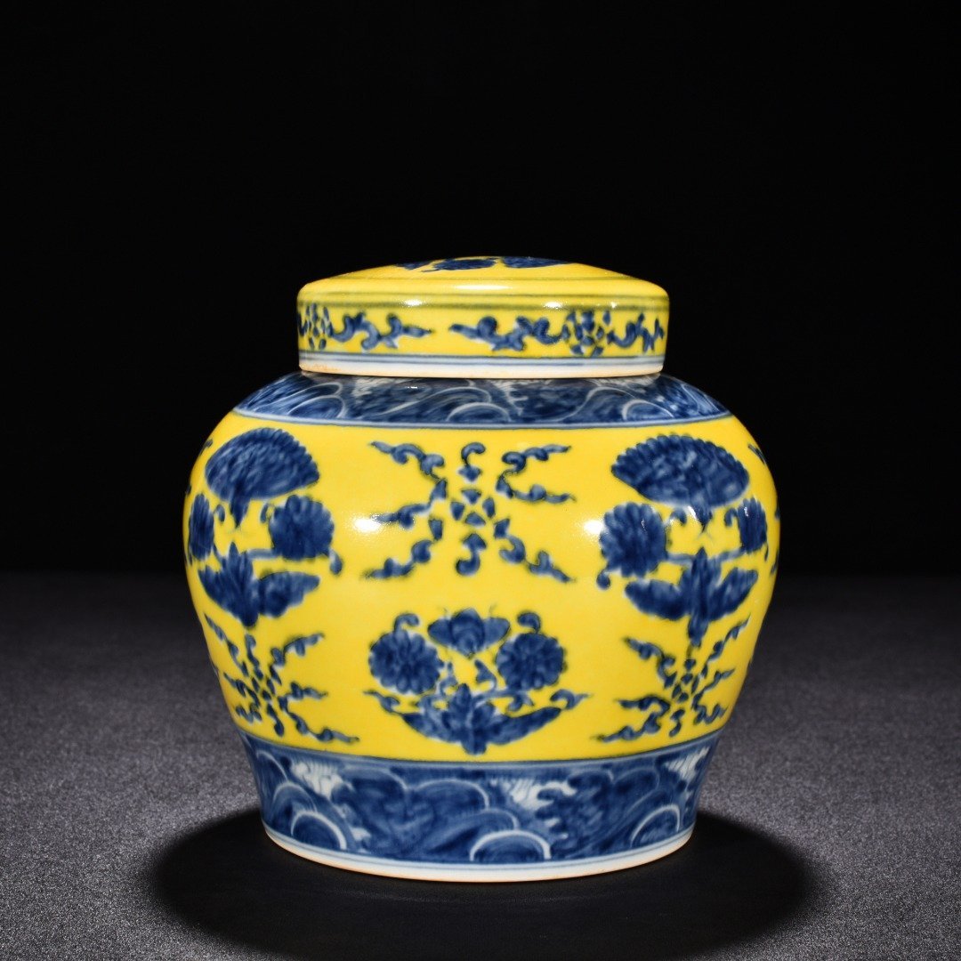 Ming Dynasty Chenghua blue and white delicate yellow glaze butterfly love flower lid jar